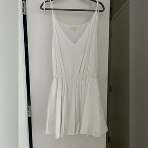 Simple white dress that is perfect for a day trip!